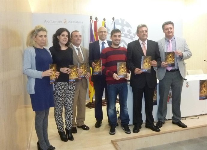 Sandra Fernández con los patrocinadores de los actos navideños