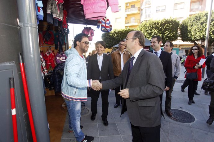 Rodríguez-Comendador saluda a uno de los comerciantes de la Plaza Pavía