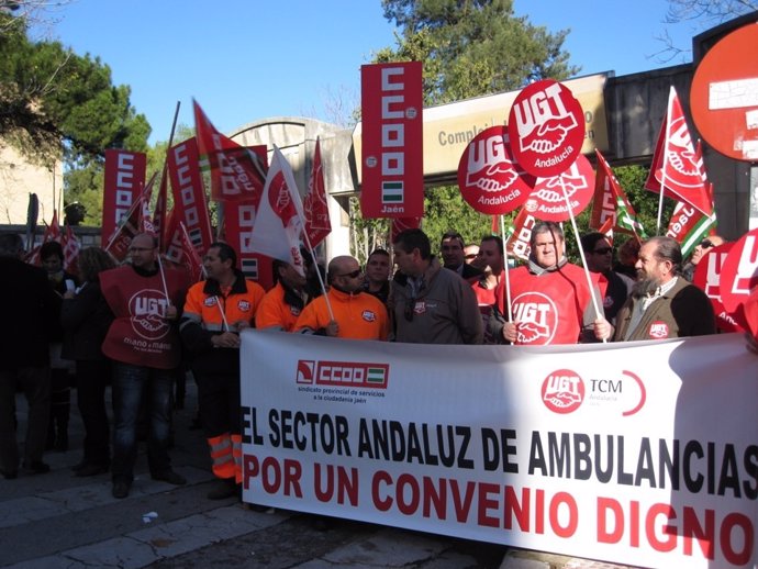 Protesta de trabajadores del sector concertado de las ambulancias