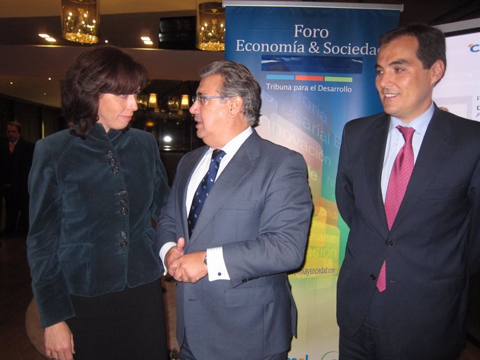 Zoido haba con la presidenta de Diputación de Córdoba junto a alcalde de capital