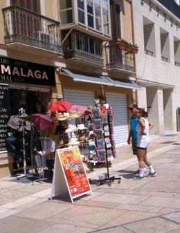 Turistas en un puesto de Málaga