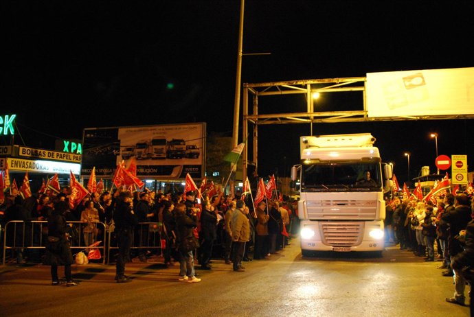 Inicio de la jornada de huelga en Mercasevilla