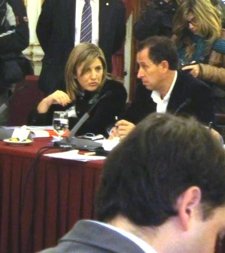 Los diputados socialistas Irene García y José María Román durante el Pleno