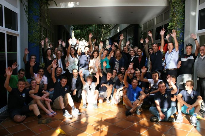 Contador y el equipo de Saxo con trabajadores de Anfi