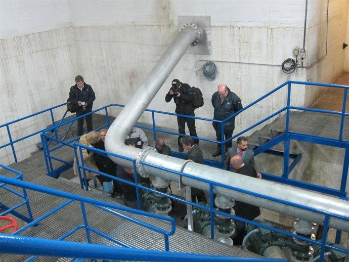 Visita del alcalde de Santander, Íñigo de la Serna, al depósito del Avellano