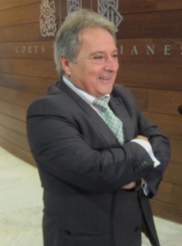 Alfonso Rus atiende a los medios en las Corts