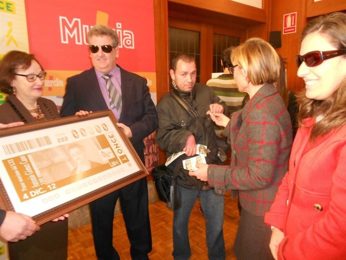 La ONCE rinde homenaje al pintor murciano Antonio Gómez Cano 