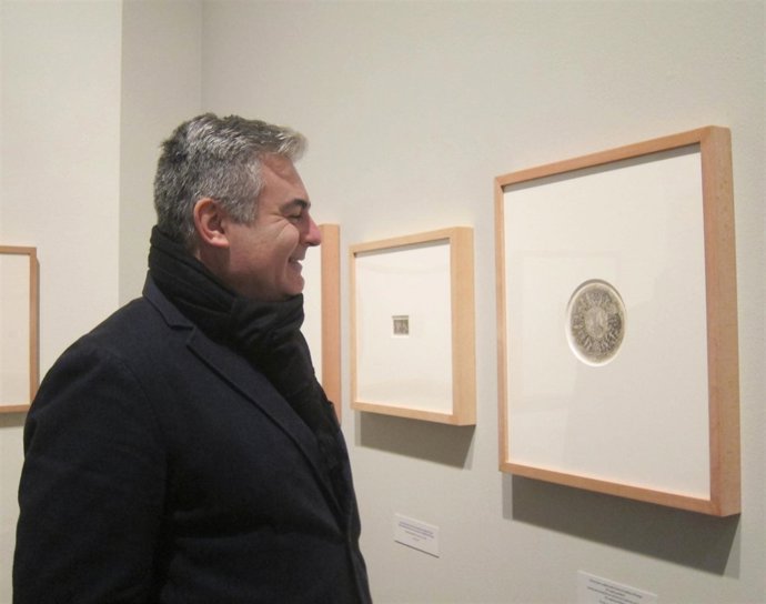 El Coleccionista Mariano Moret Observa Una De Sus Obras En La Nau