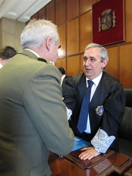 Carlos Rueda recibiendo la enhorabuena hoy