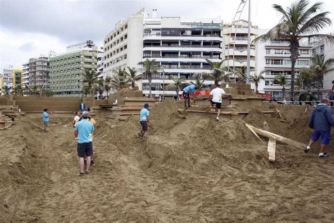 Preparación para el Belén de Arena de Las Canteras
