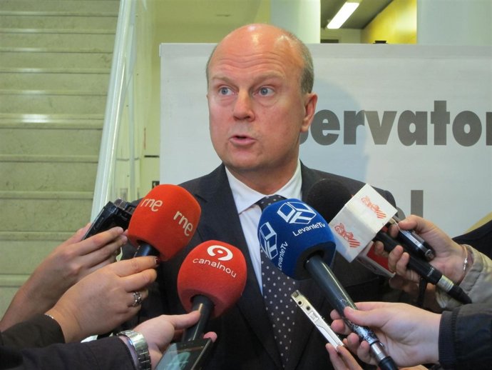 El conseller Máximo Buch atiende a los medios tras el Observatorio del Comercio.