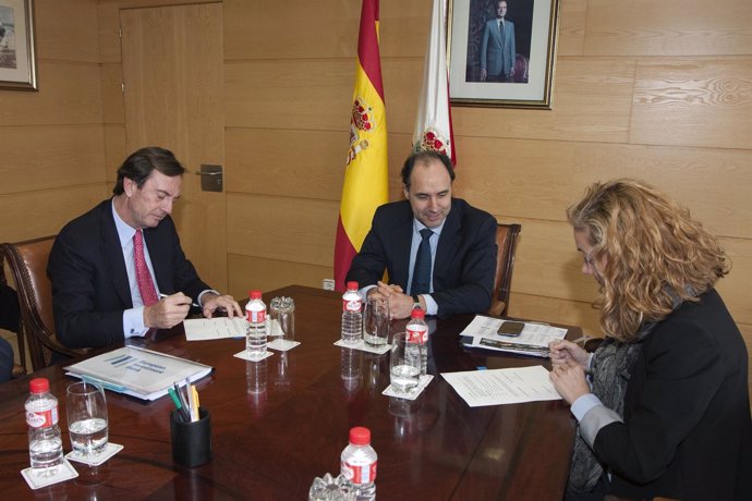 Diego y Mazas en la firma del préstamo del BEI