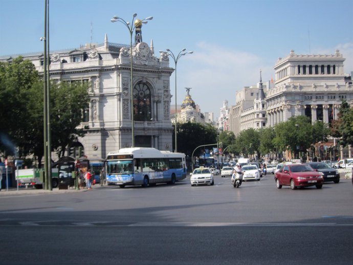 Plaza De Cibeles Con Autobús De La EMT Y Banco De España