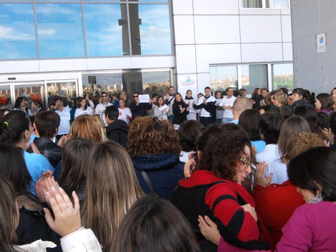 Trabajadores del Hospital Infanta Cristina de Parla, concentrados a las puertas 