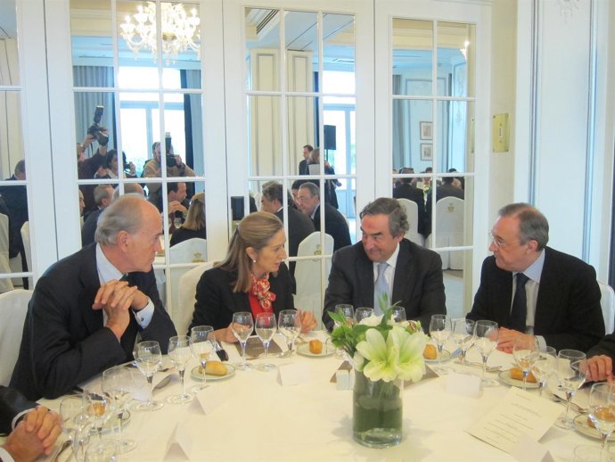 Ministra de Fomento, Ana Pastor, con Rosell en jornada de Seopan