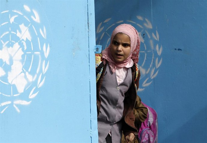 Niña Palestina En Una Instalación De Laonu En La Franja De Gaza