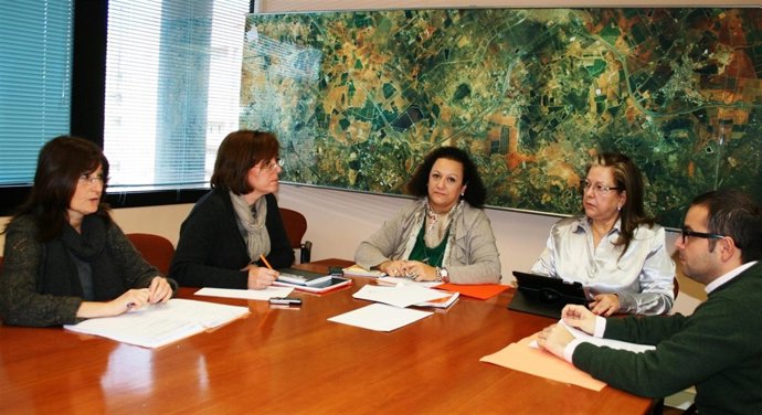 Reunión entre la directora general de Vivienda en el Ayuntamiento de Lorca