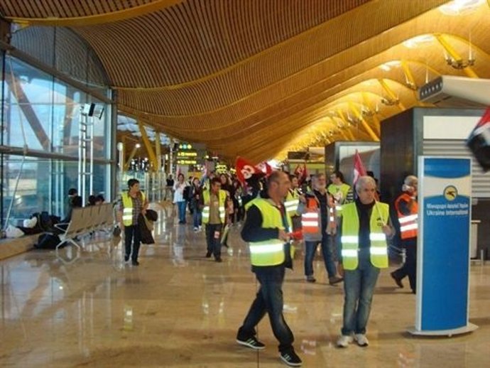 Trabajadores protestando en Barajas