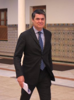 El portavoz del PP-A en el Parlamento, Carlos Rojas, hoy anets del pleno