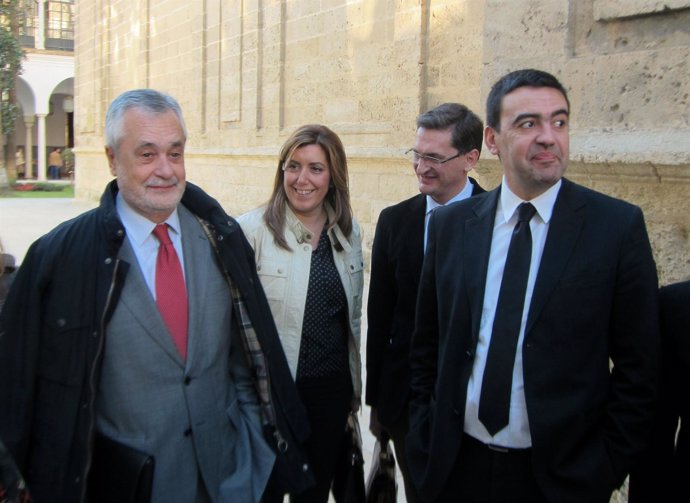 José Antonio Griñán, Susana Díaz y Mario Jiménez hablando en el Parlamento