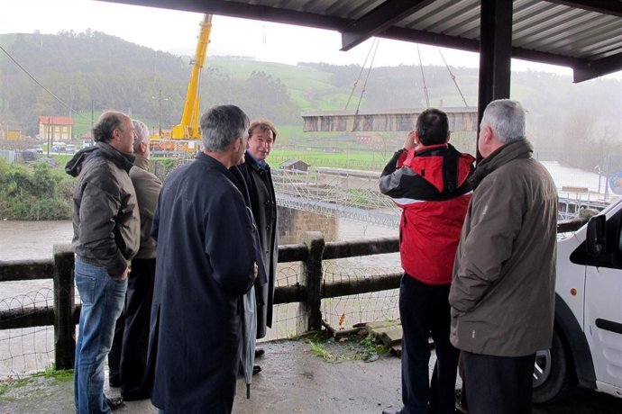 El consejero visita las obras del puente de Udalla