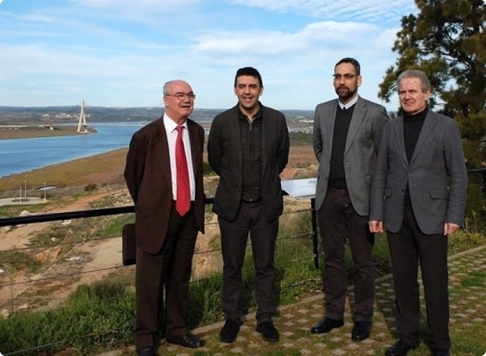 El alcalde de Ayamonte, junto a Mario Jiménez y Juan Antonio Millán. 