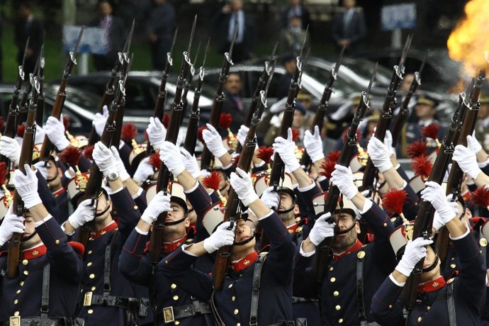 Desfile militar en el Día de la Hispanidad