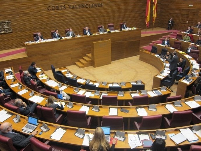 El conseller Cabré interviniendo en el pleno