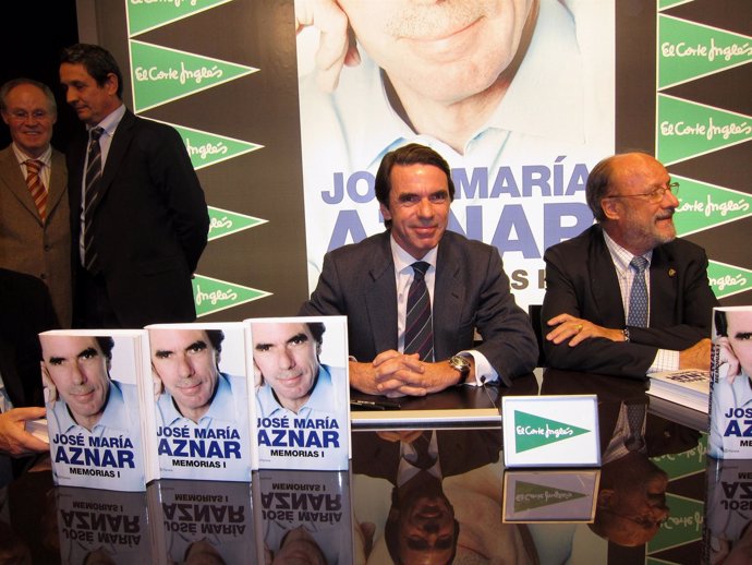 José María Aznar, junto al alcalde de Valladolid, durante la firma de libros.