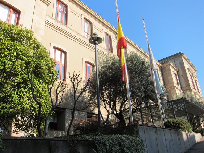 Banderas A Media Asta En El Parlamento De Galicia.