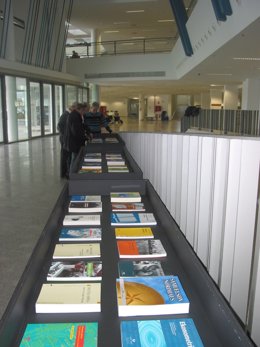 Exposición de libros universitarios en euskera.