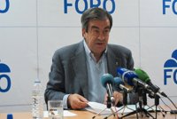 "El PP decide los recortes, el PSOE mantiene los cargos e IU aporta los votos", dice Cascos