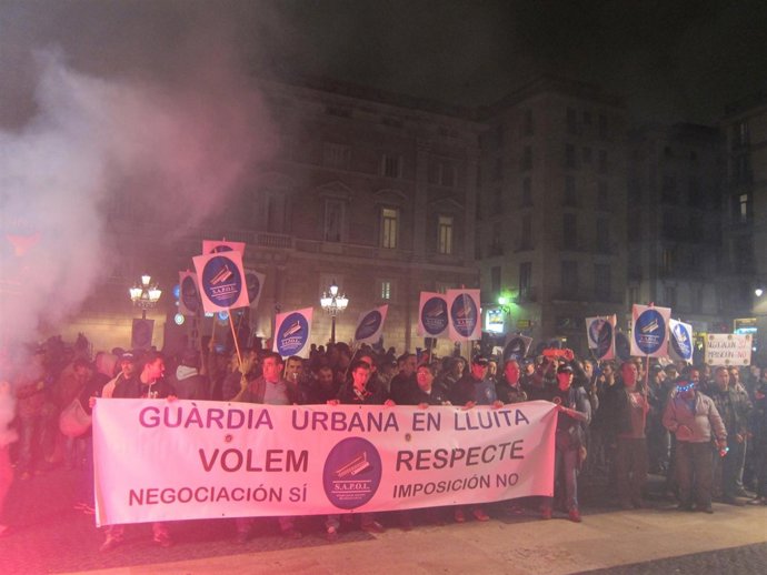 Manifetantes de la Guardia Urbana frente al Ayuntamiento