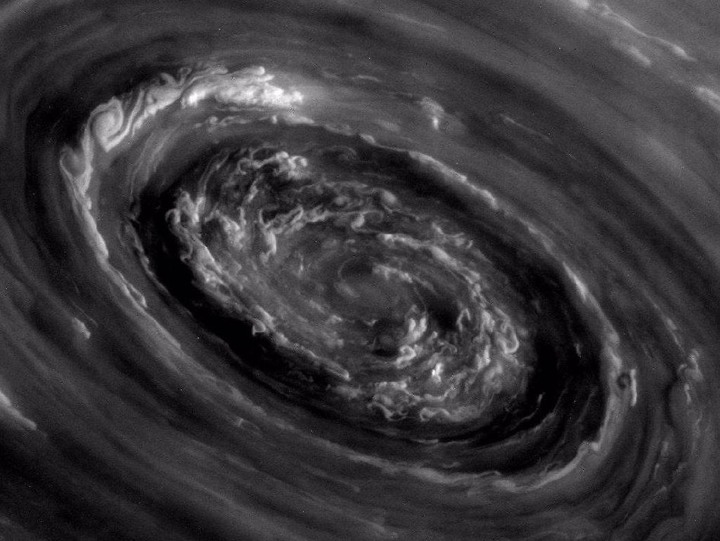 El Sol desvela una gran tormenta en el polo norte de Saturno