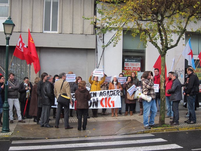 Protesta delante del Parlamento de Galicia