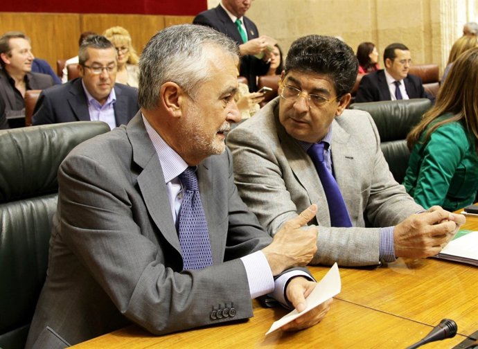 Griñán Conversa Con Valderas En El Pleno Del Parlamento