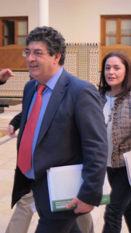 El vicepresidente de la Junta, Diego Valderas, en los pasillos del Parlamento