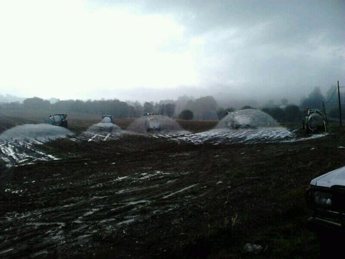 Vaciado de leche de los ganaderos en huelga en Galicia