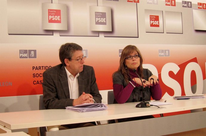 Los socialistas Jorge Félix Alonso y Marta Olmedo en rueda de prensa