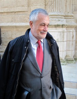 El presidente de la Junta, José Antonio Griñán, antes del pleno de comisión ERE