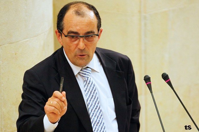 Rafael Pérez Tezanos, diputado del PRC, en la tribuna del Parlamento