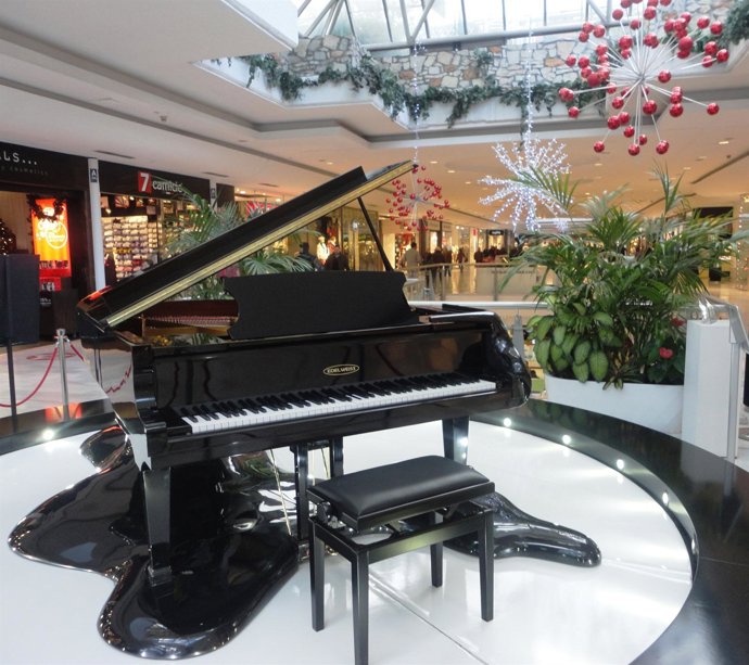 Leaking Piano en el Centro Comercial La Vaguada