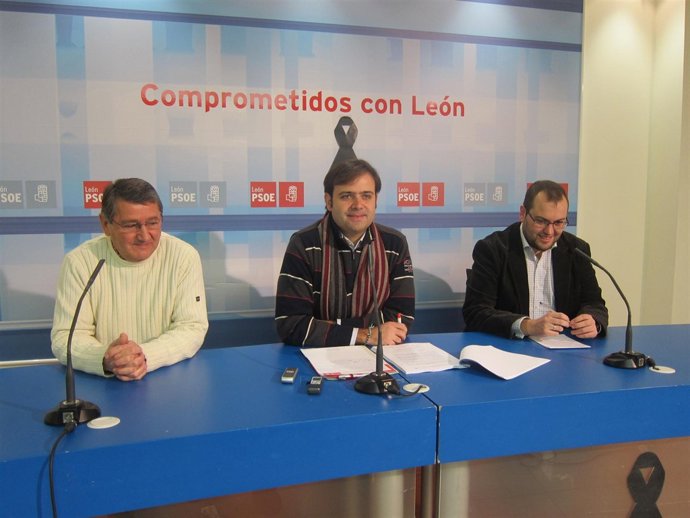 Tino Rodríguez junto dos representantes sindicales de UGT en Vestas.