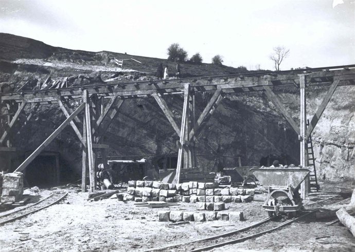 Inicio de las obras en los desagües de fondo del embalse del Ebro, 1928