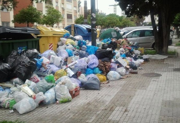 Basura que continúa acumulada en Jerez este lunes 26