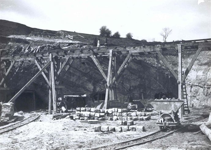 Inicio de las obras en los desagües de fondo del embalse del Ebro, 1928