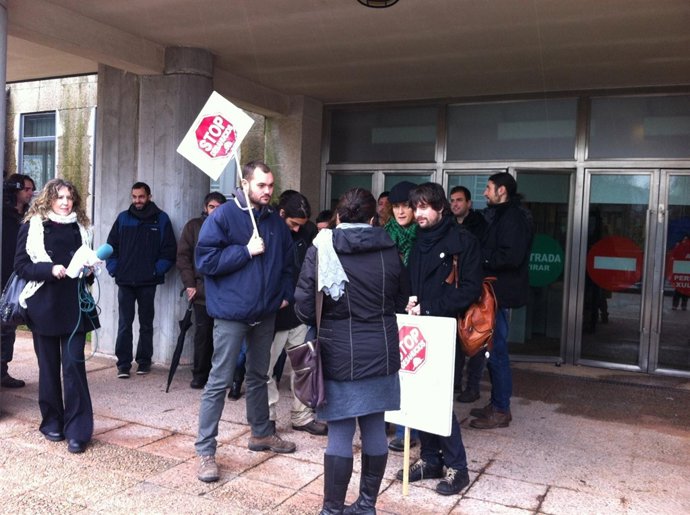 Stop Desahucios en los juzgados de Santiago