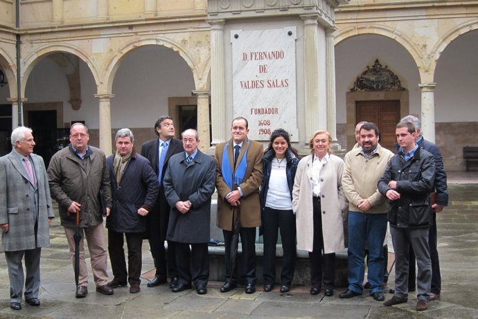 Mercedes Fernández, junto a responsables de las comisiones de estudio