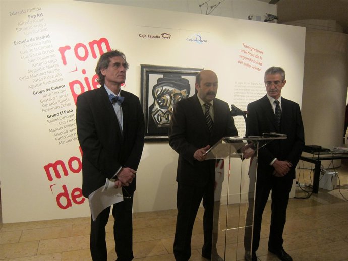 José Manuel Fernández Corral (centro) durante la inauguración de la muestra