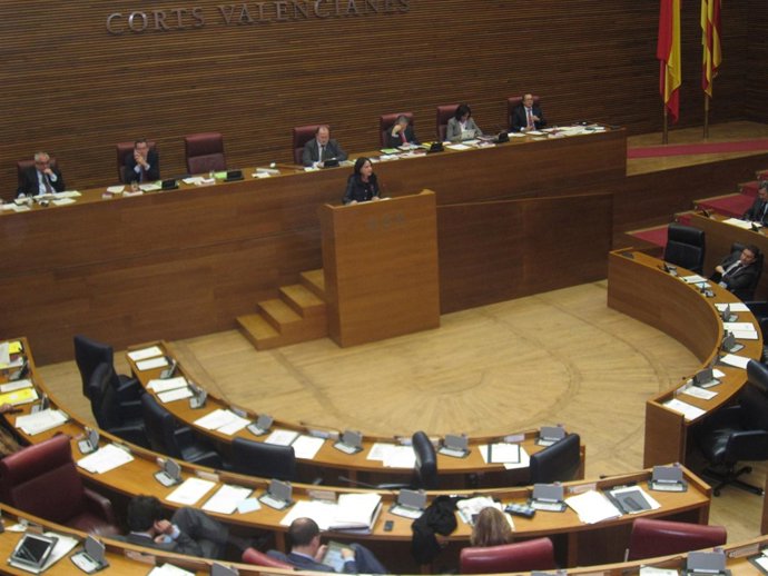 La Diputada Del PP Pilar Sol En La Tribuna De Oradores De Las Corts.